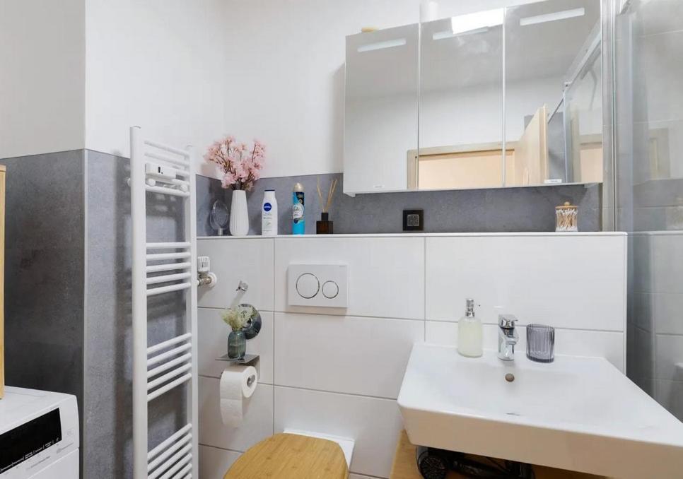 Charmentes Privatzimmer Mit Kueche, Naturgebiet Düsseldorf Exterior foto